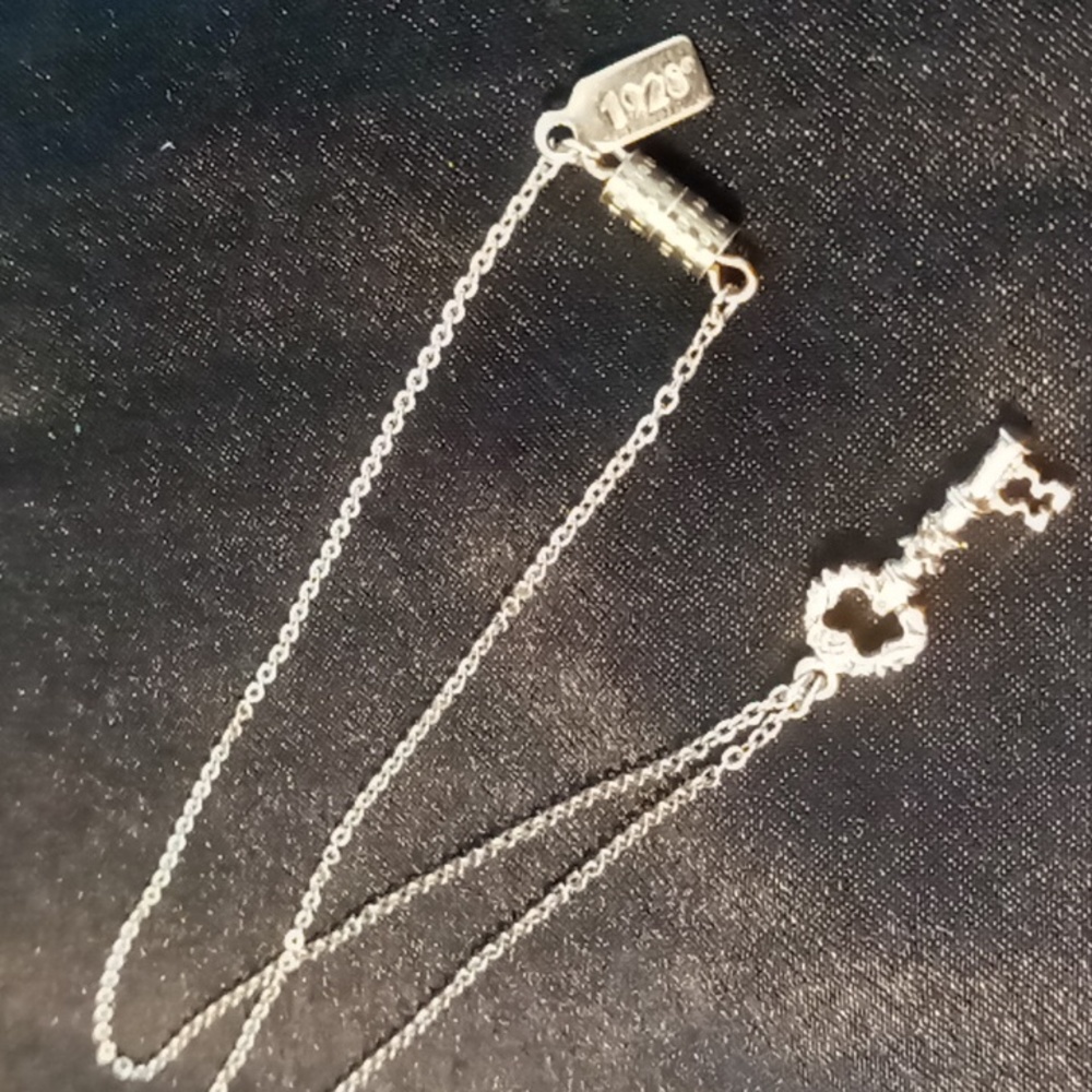1928 16 inches. Skeleton key necklace gold tone .